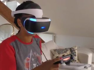 Isabel 有 一 新 游戏 在 她的 playstation vr 但 她 needs&period;&period;