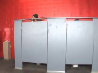 Deux alcoolisée copains actions un noir escorte en wc