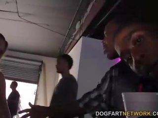 Brooke wylde mendapat gangbanged di sebuah klub