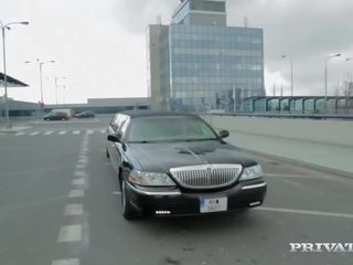 Ria sunn dostane zničený v the späť na a limo